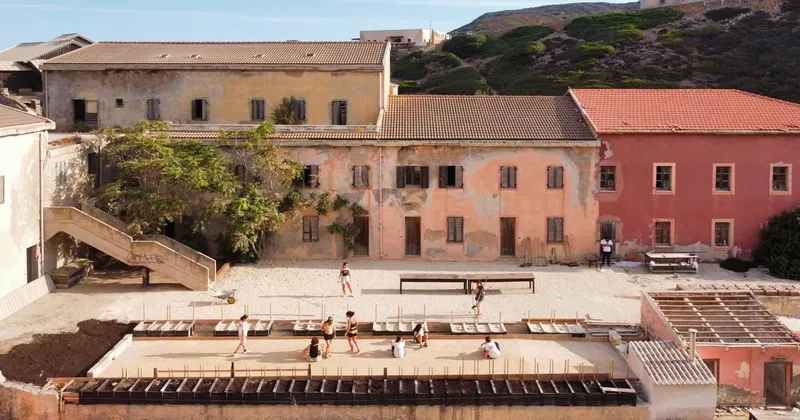 I Cantieri by LandWorks 2026, autocostruzione e vita comunitaria in Sardegna, a picco sul mare