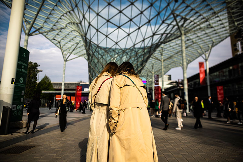 Salone del Mobile.Milano 2024 lente di ingrandimento [punto per punto