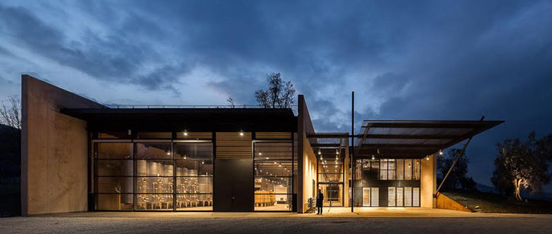 Le ampie vetrate della Cantina Podernuovo di Alvisi Kirimoto