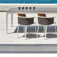 Linee grafiche e stile contemporaneo per i tavoli da giardino firmati Ethimo: arredare l'outdoor tra design e funzionalità