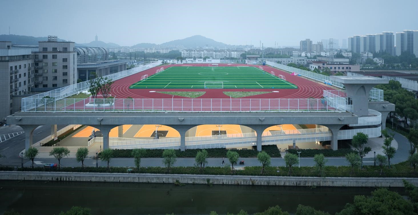 China: Centro deportivo en la Universidad de Shaoxing - UAD