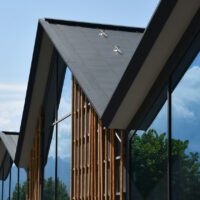 Una biblioteca in legno ai piedi delle Alpi Orobie