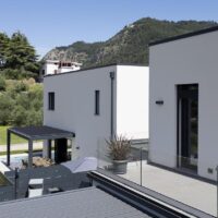 Una moderna villa bifamiliare in legno in Franciacorta