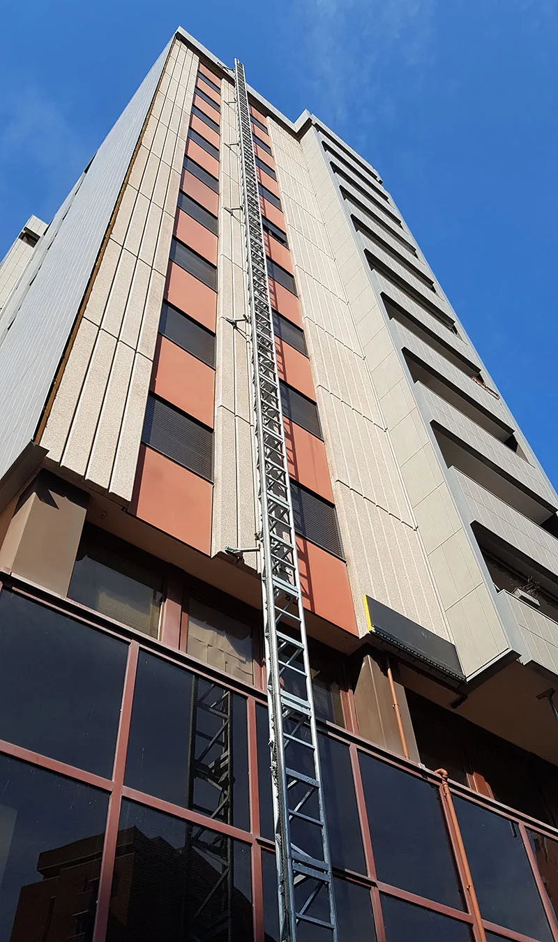 Facciata ventilata: le soluzioni Isotec Parete di Brianza Plastica. Il sistema Isotec Parete Black di Brianza Plastica, oltre ad essere un sistema pratico ed efficiente per la posa di una facciata ventilata, ha migliorate prestazioni di reazione al fuoco raggiungendo una classe B-s2, d0.