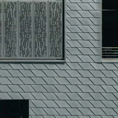 Involucro in RHEINZINK zinco-titanio per il Centro della Protezione Civile di Sarentino